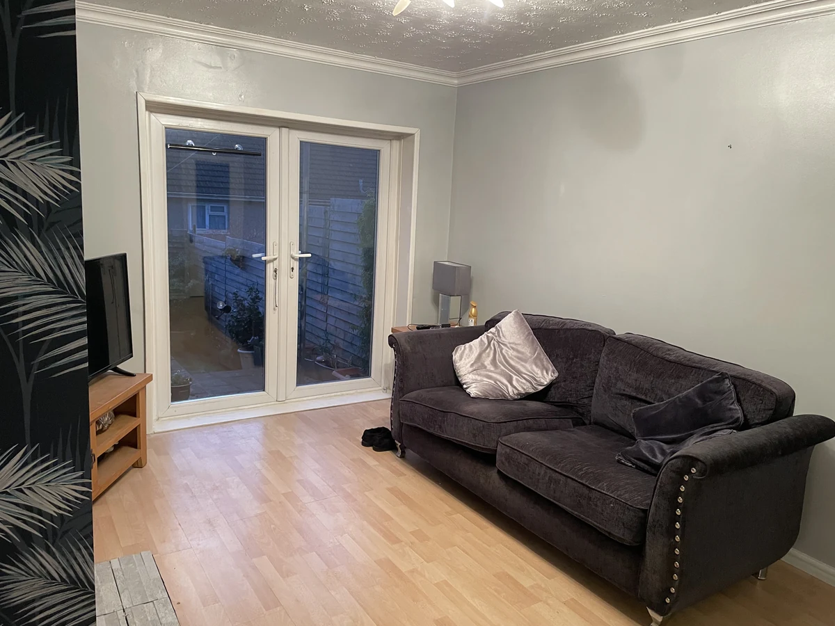 feature-wall-painting-living-room-dark-leaf-wallpaper-swansea-daffodil-decor feature wall painting living room dark leaf wallpaper swansea daffodil decor