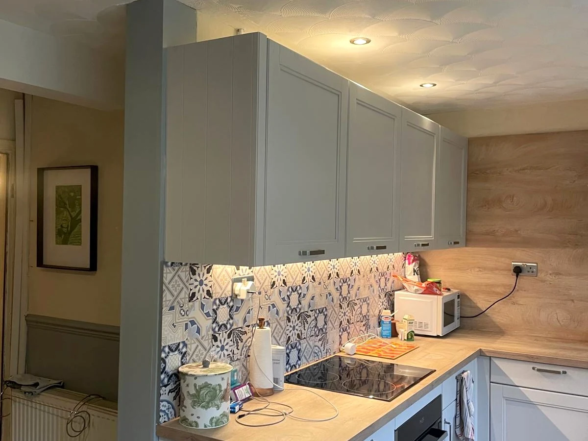 interior-painting-painted-walls-and-ceiling-swansea-daffodil-decor-7 Kitchen with freshly painted walls and ceiling above fitted units