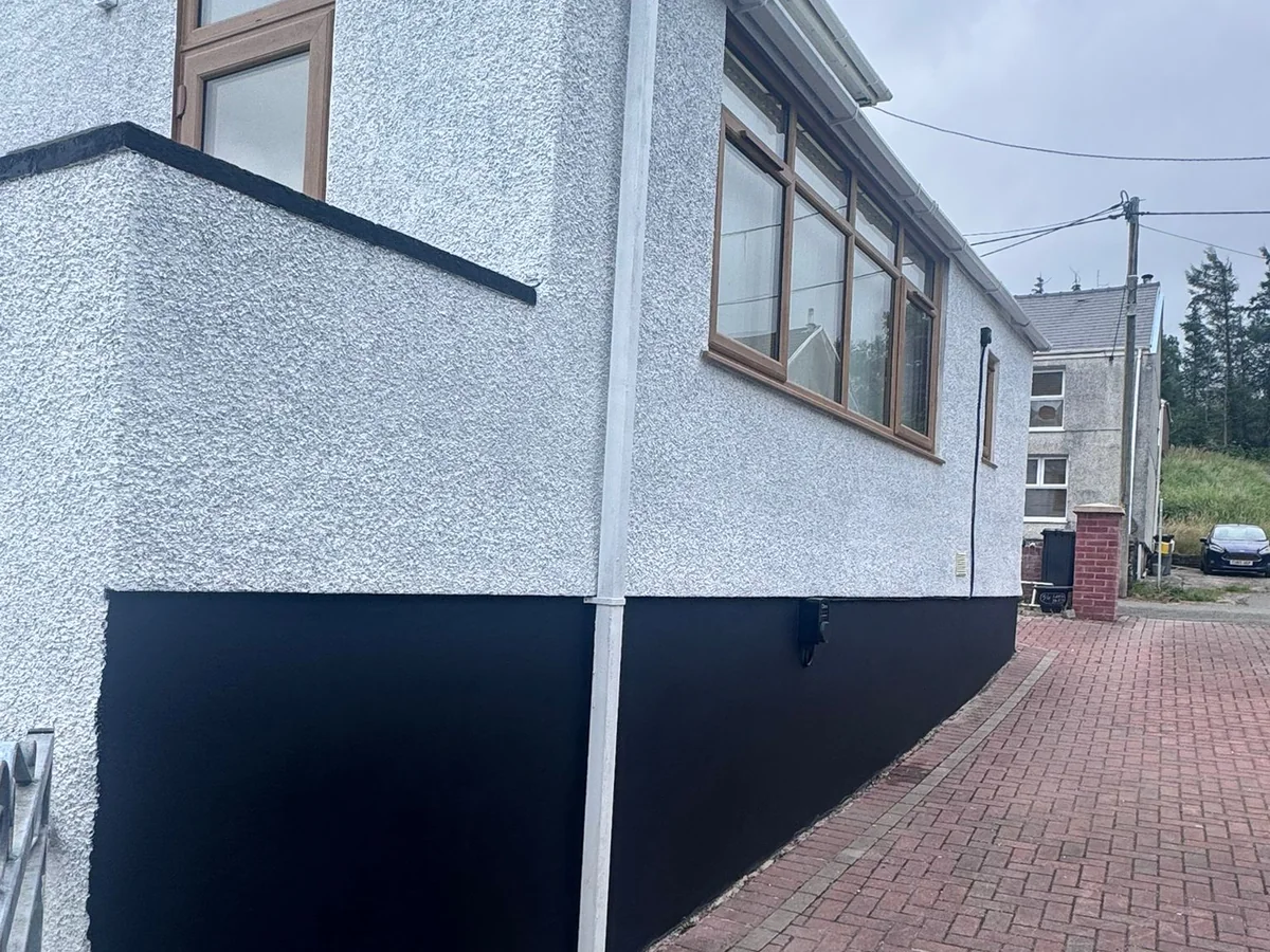 painted-pebbledash-black-plinth-swansea-daffodil-decor Sprayed masonry finish and black plinth detail, Swansea